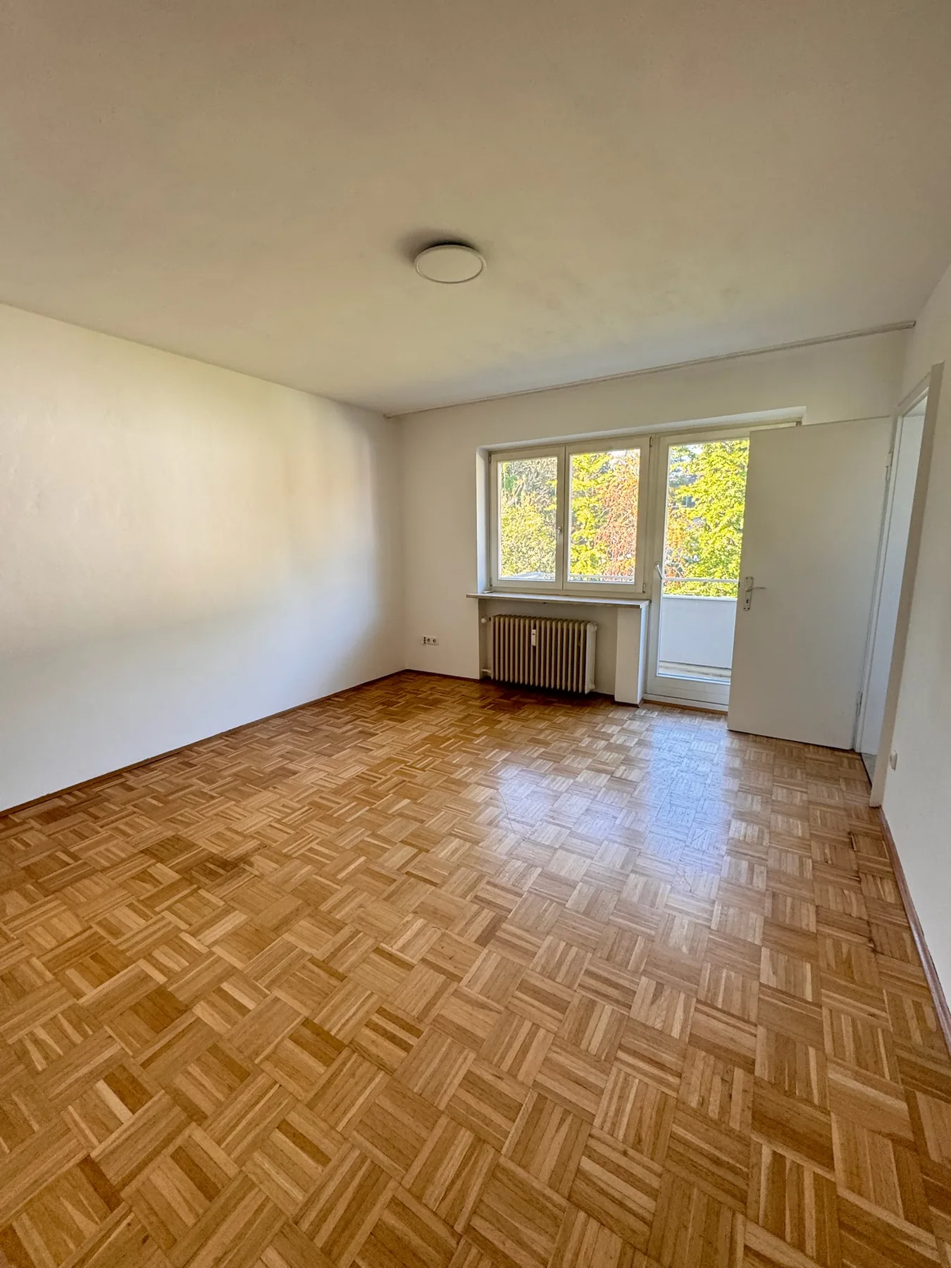 Wohnzimmer mit Balkon